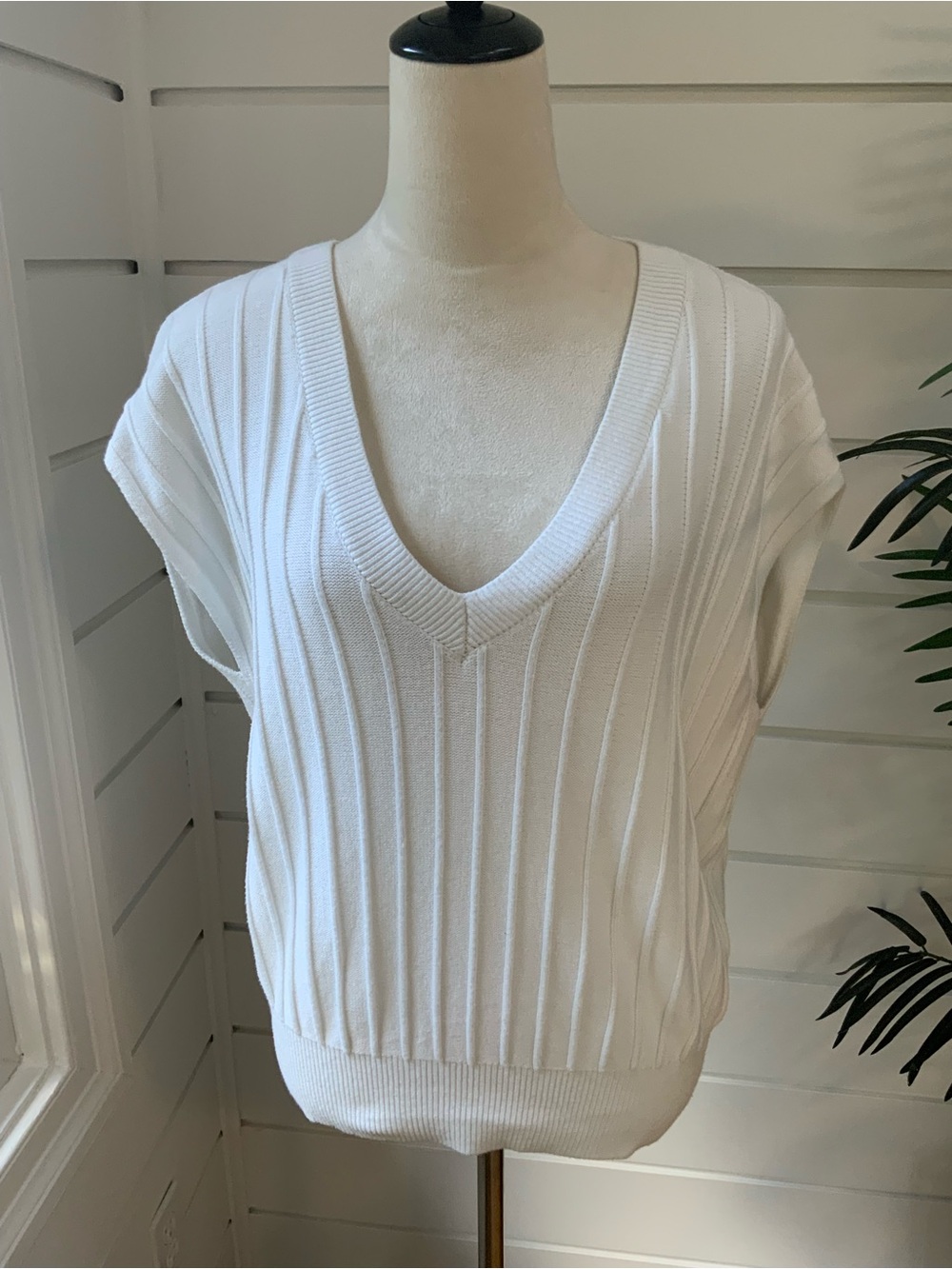 Ann Taylor White Ribbed V-Neck Knit Sleeveless Sweater Size L